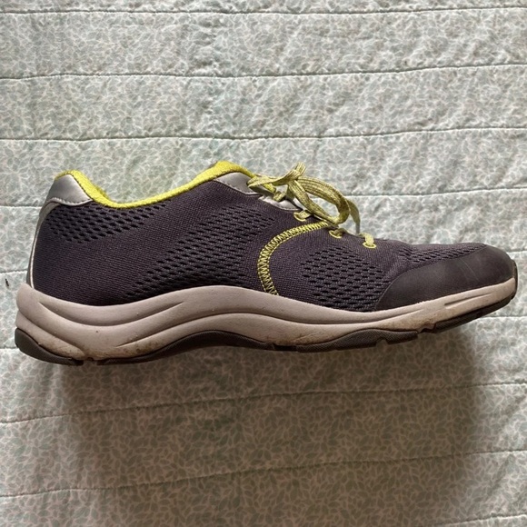Vionic grey and green running shoes - Picture 3 of 8